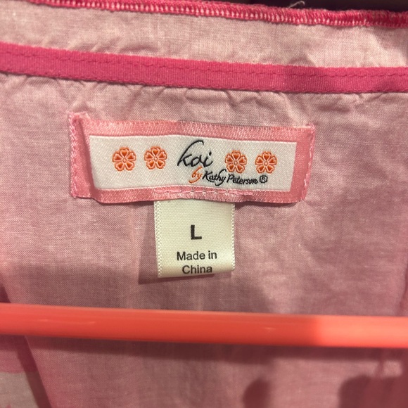 Adorable , rare koi scrub top size L - Picture 2 of 3